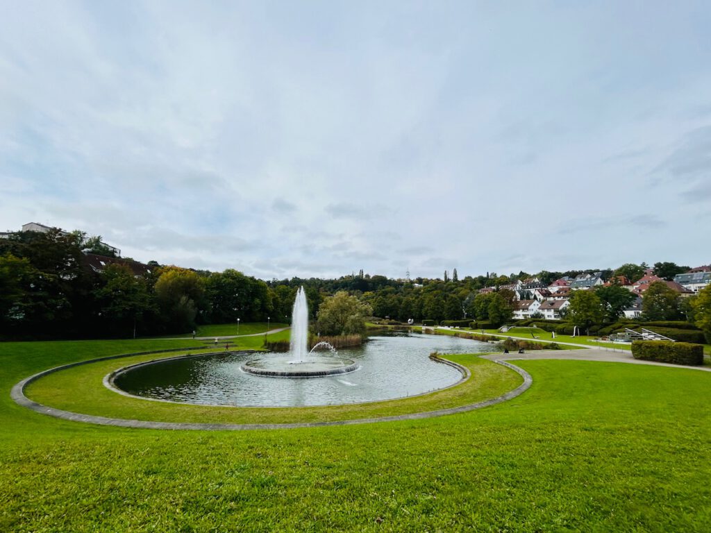 Springbrunnen in einem Teich im Höhenpark Killesberg in Stuttgart